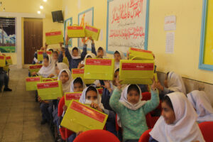 اهدای لوازم تحریر به دانش آموزان نیازمند